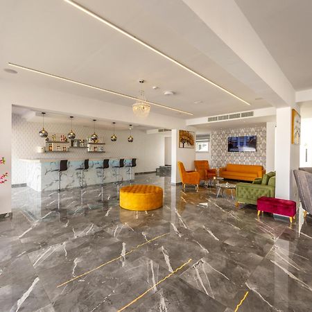 Milea Hotel アヤナパ エクステリア 写真