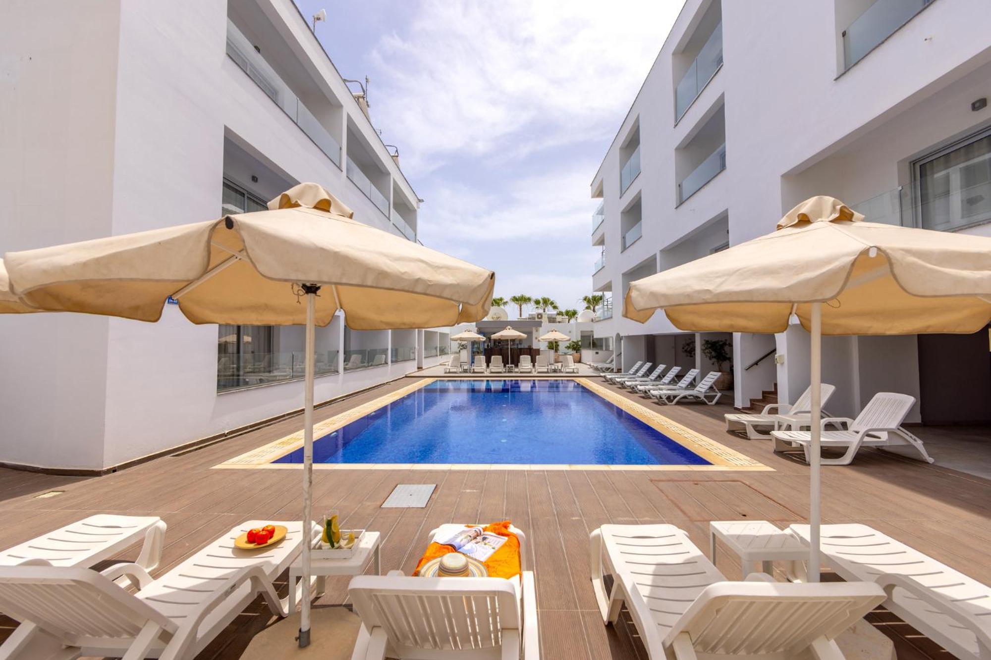 Milea Hotel アヤナパ エクステリア 写真