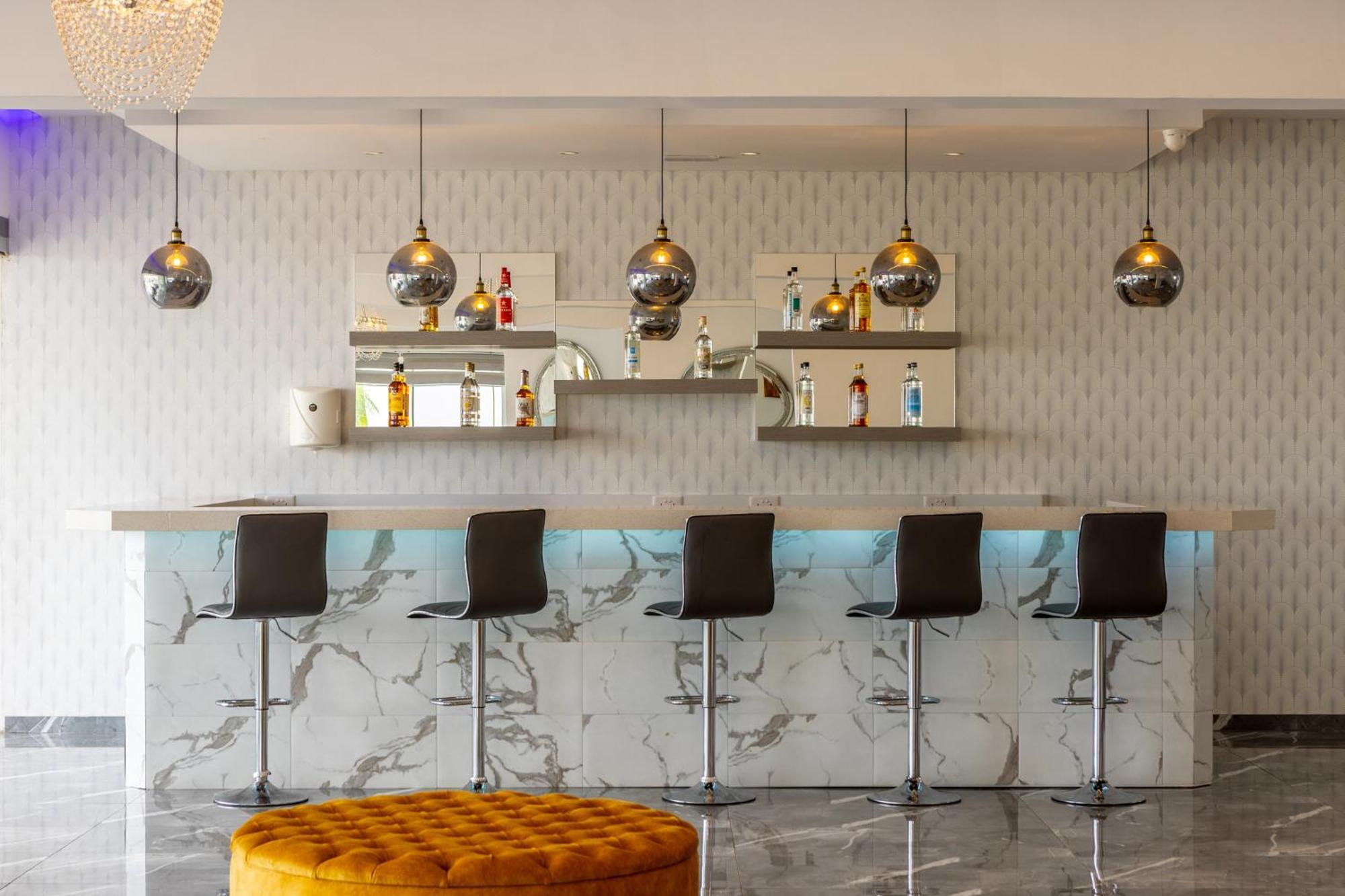 Milea Hotel アヤナパ エクステリア 写真