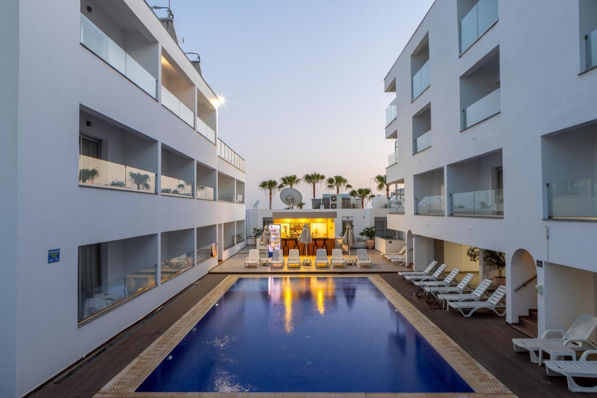 Milea Hotel アヤナパ エクステリア 写真